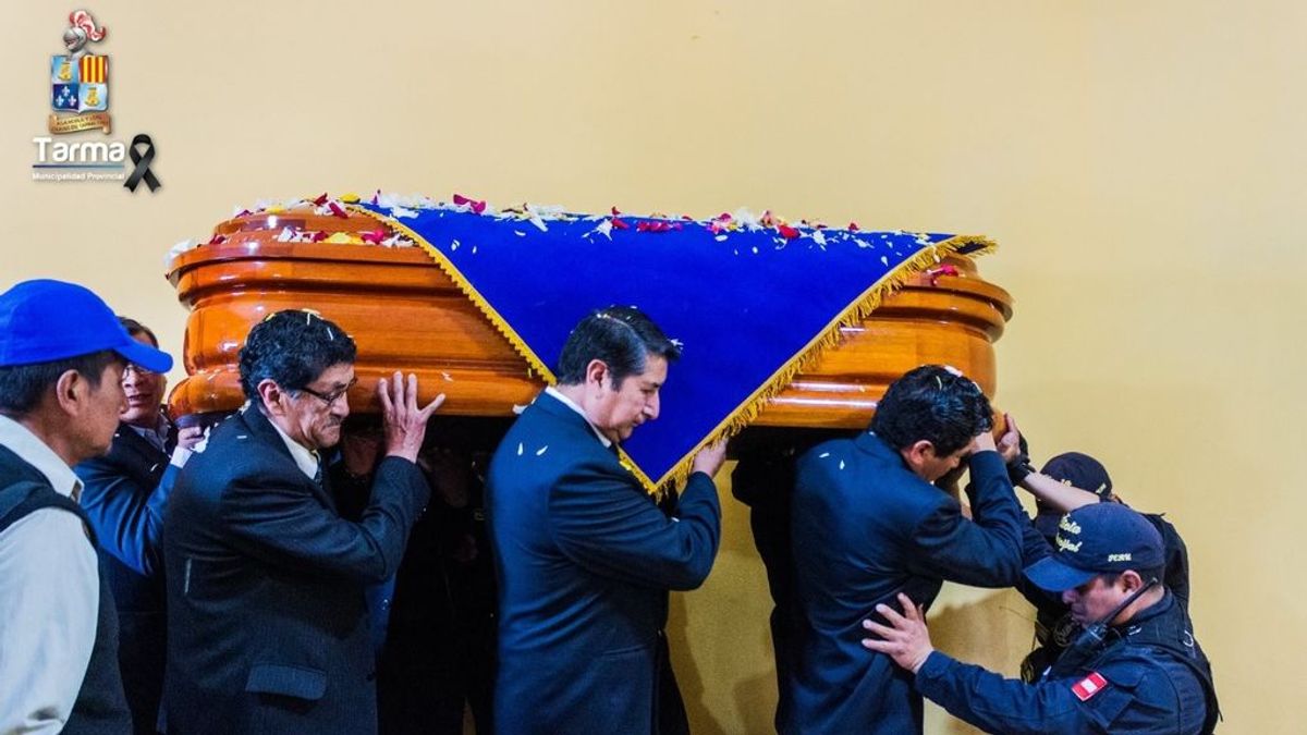 Quiebra el ataúd de un alcalde en Perú durante la celebración de su entierro