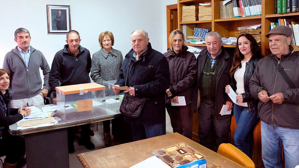 Los ocho vecinos de Villarroya, La Rioja, baten su récord y votan en 32 segundos Los ocho vecinos de Villarroya, La Rioja, baten su récord y votan en 32 segundos