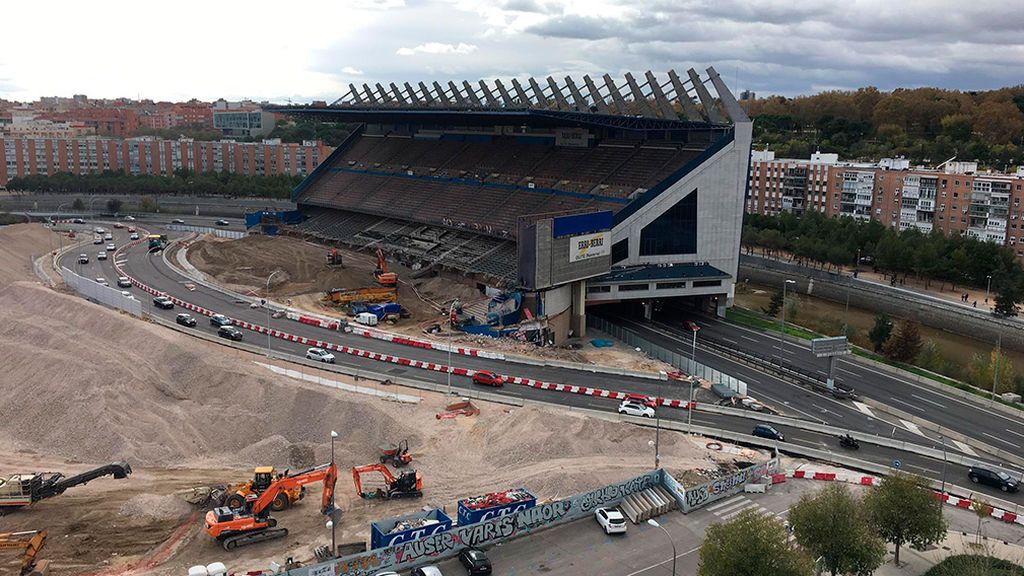 Los coches ya circulan 'por el césped' del Vicente Calderón Los coches ya circulan 'por el césped' del Vicente Calderón