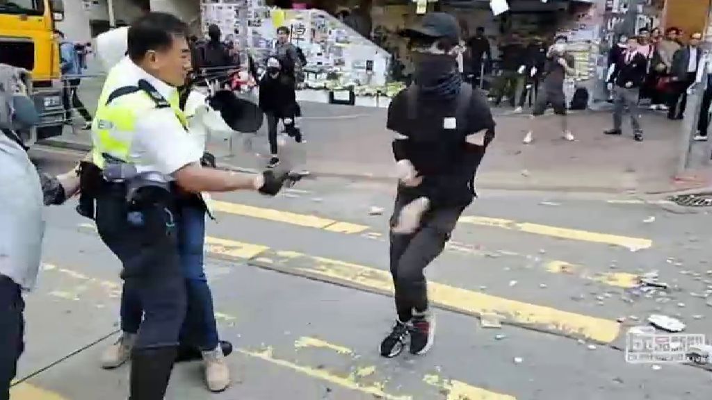 Impactantes imágenes de un policía disparando a dos manifestantes en las protestas de Hong Kong