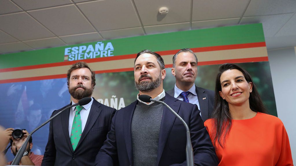 Abascal contesta a las preguntas de los periodistas tras convertirse Vox en la tercera fuerza política Abascal contesta a las preguntas de los periodistas tras convertirse Vox en la tercera fuerza política