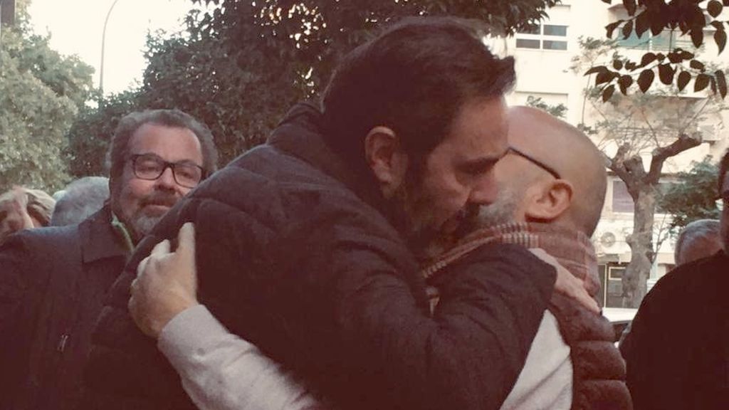Miguel López abrazado por amigos después de conocer la sentencia
