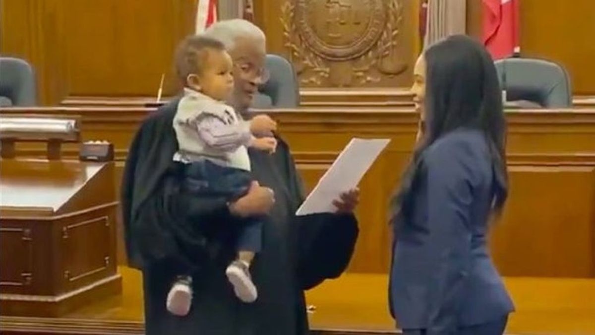 El vídeo de un juez que sostiene al hijo de una letrada que jura su cargo se hace viral