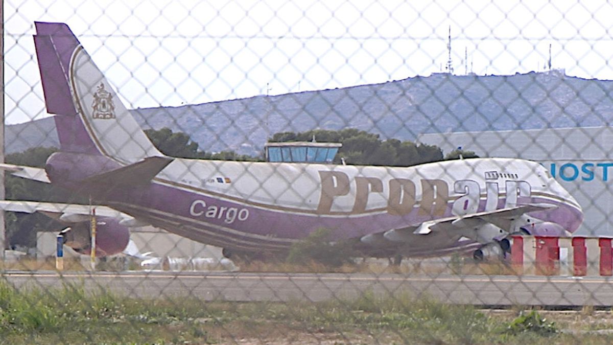 Se venden 24 aviones abandonados en el aeropuerto de Valencia