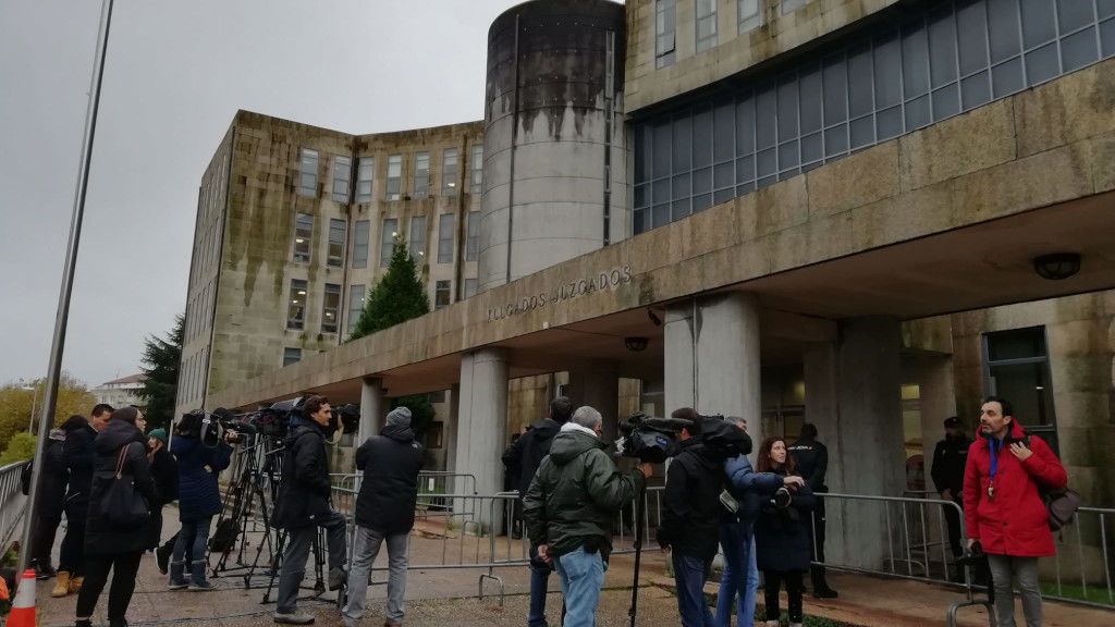 Los medios de comunicación, esperando a las puertas de los juzgados de Santiago