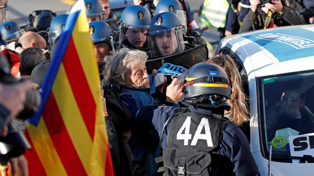 Manifestantes cortan la autopista AP-7 en el punto fronterizo de La Jonquera