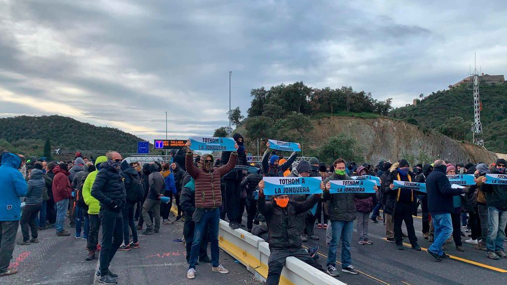 En directo: radicales cortan la frontera de La Junquera En directo: radicales cortan la frontera de La Junquera