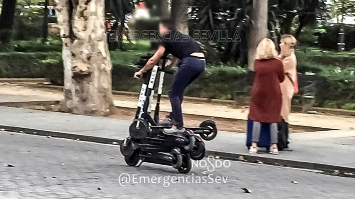 Denunciado en Sevilla por conducir sobre seis patinetes adosados el trabajador de una de las empresas de alquiler