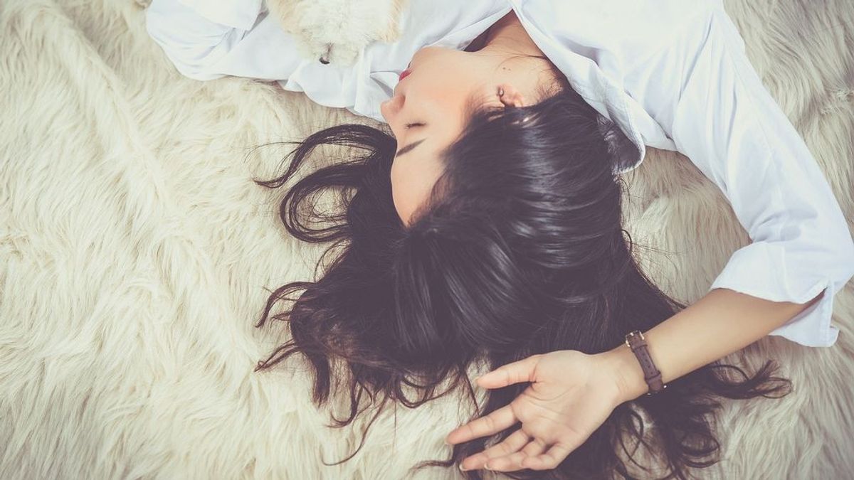 Cinco razones por las que te despiertas en medio del sueño