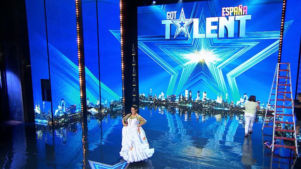 Lo nunca visto en 'Got Talent': Erika Vega baila una danza típica paraguaya con diez botellas en la cabeza