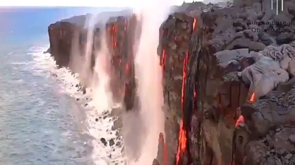 Cascada invertida: el curioso efecto que produce la lava con el contacto del mar
