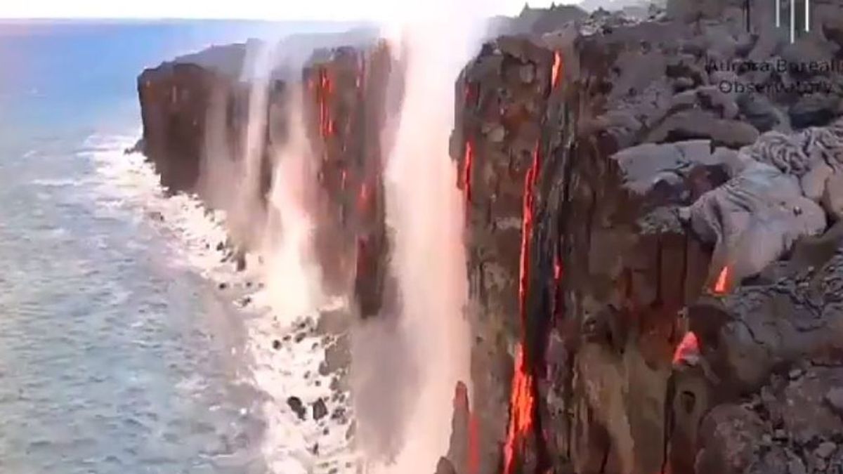 Cascada invertida: el curioso efecto que produce la lava con el contacto del mar