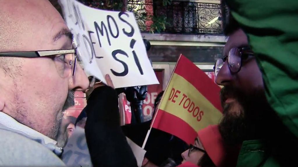 Asistimos al momento en que la organización del PSOE invitó a personas con carteles a favor de la coalición con 'Podemos' a abandonar Ferraz