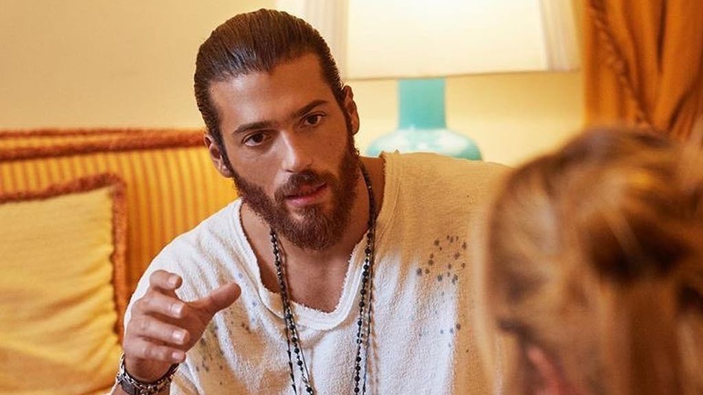 Una fan de Can Yaman se tira al río en el 30 cumpleaños del actor