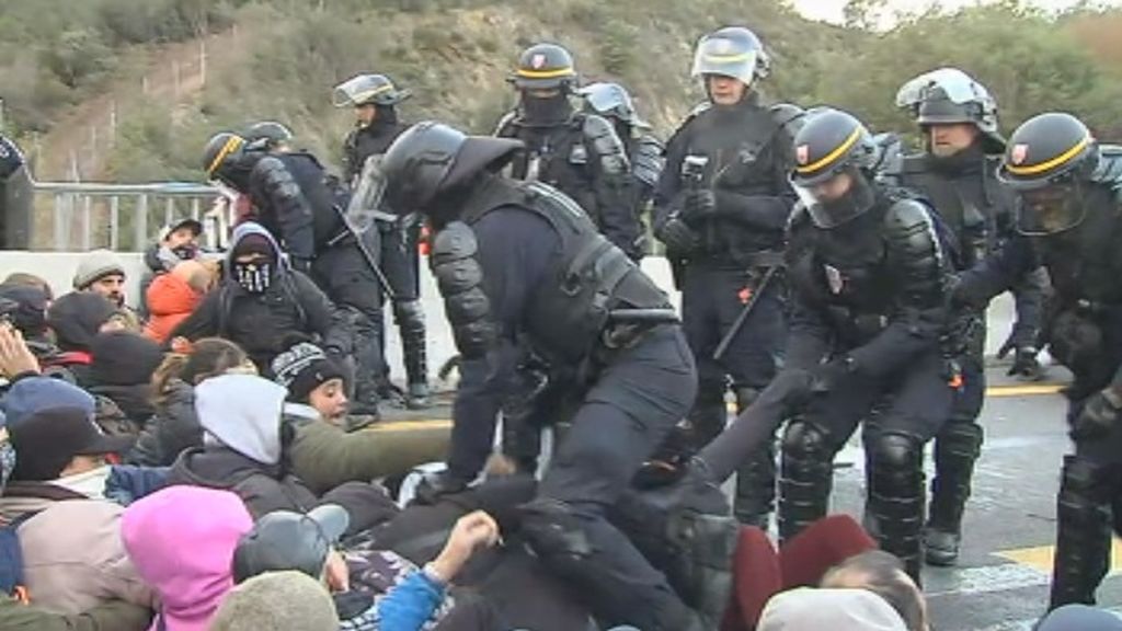 Gas pimienta, escenas dantescas y 19 detenidos para poner fin al bloqueo de Tsunami Democrátic en la frontera francesa