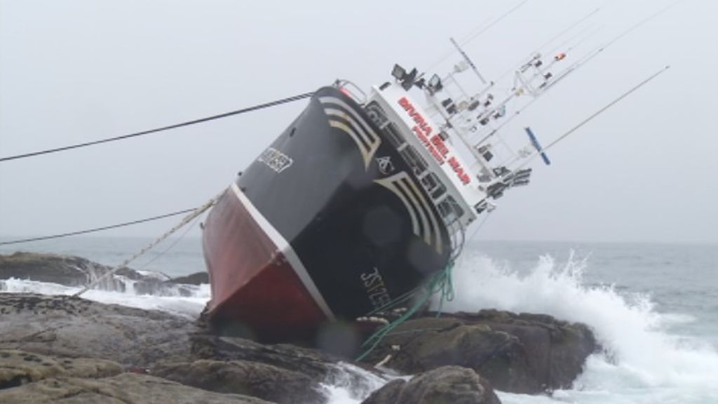 Muere un marinero al embarrancar su pesquero en Galicia