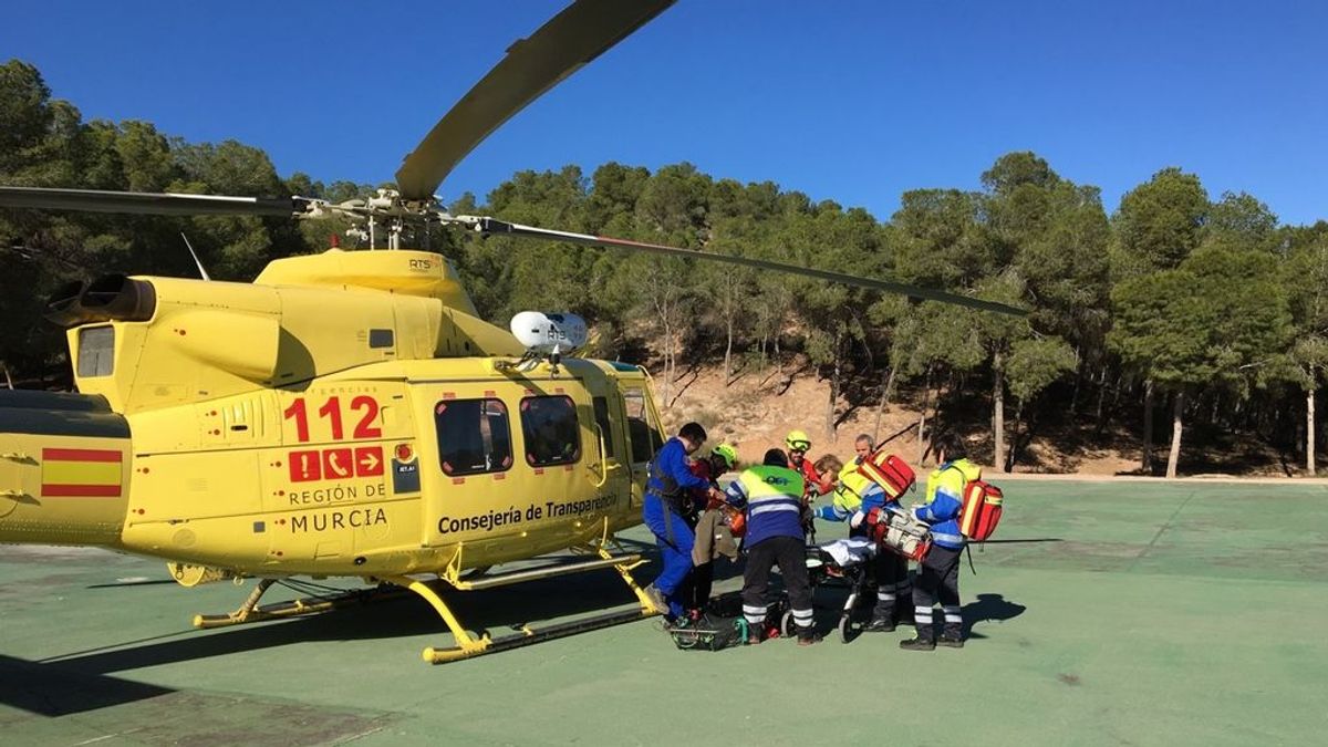 Trasladan al hospital a una joven hallada inconsciente en un parque de Murcia