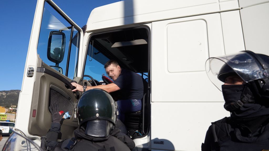 Detienen a un transportista por intentar embestir a manifestantes independentistas