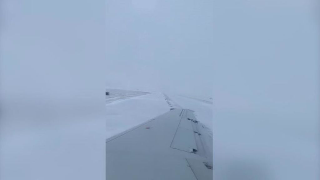 El derrape de un avión en el aeropuerto de Chicago convertido en una auténtica pista de hielo