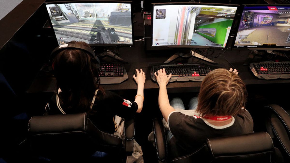 Niños jugando videojuegos Niños jugando videojuegos