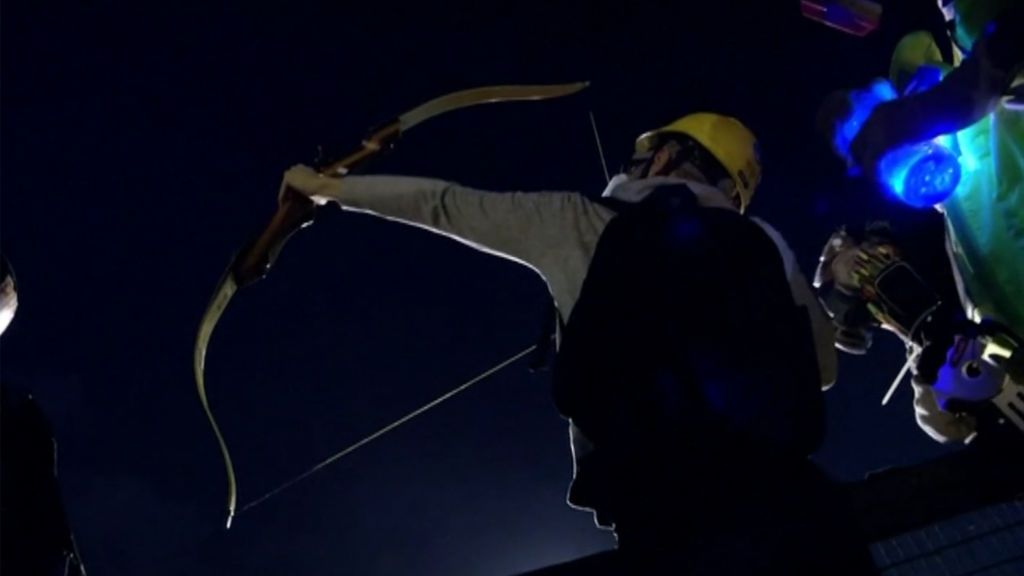Los manifestantes de Hong Kong, armados con arco y flechas