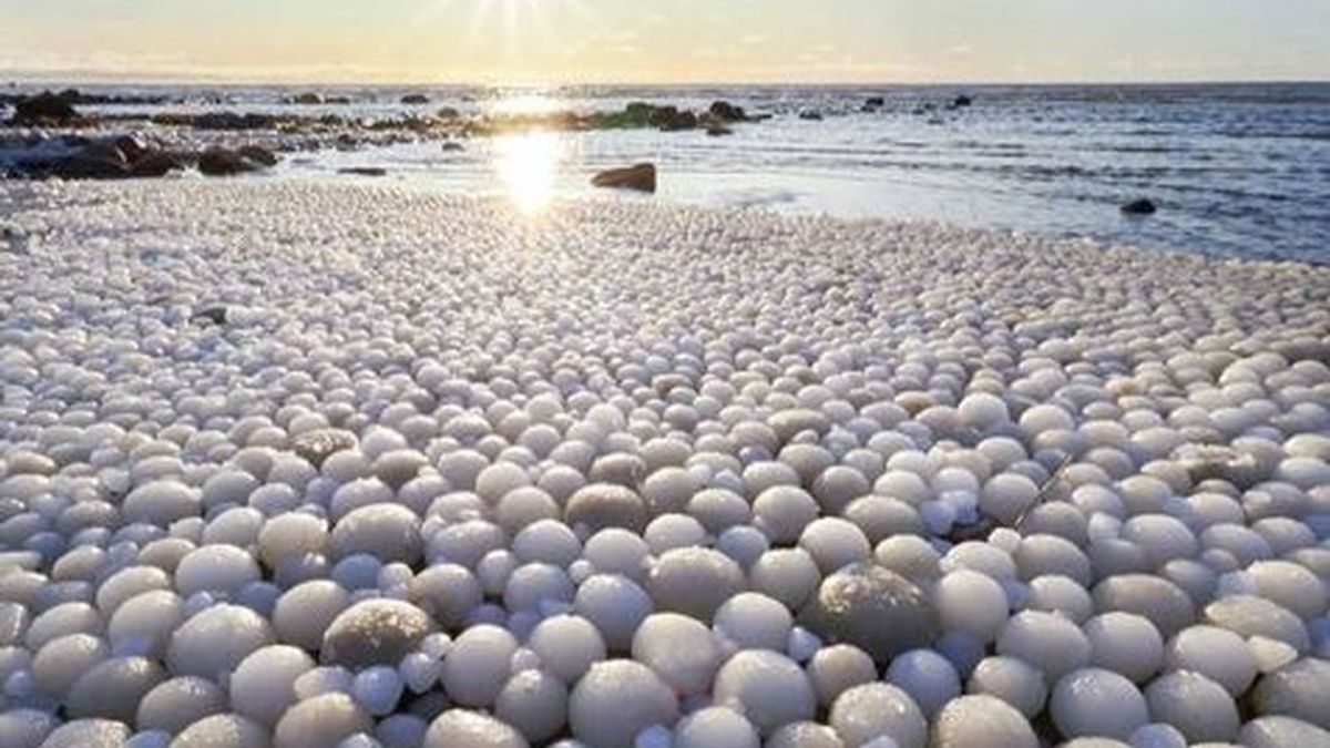 Una playa finlandesa, sumergida bajo miles de 'huevos' de hielo: el fenómeno que les dio forma