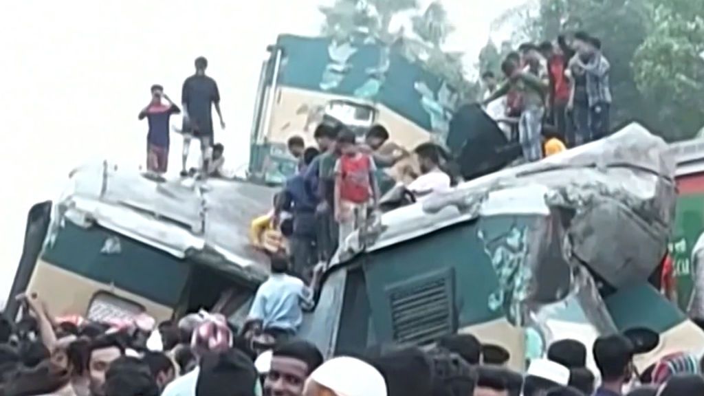 Choque de trenes en Asia: Una docena de muertos y un centenar de heridos