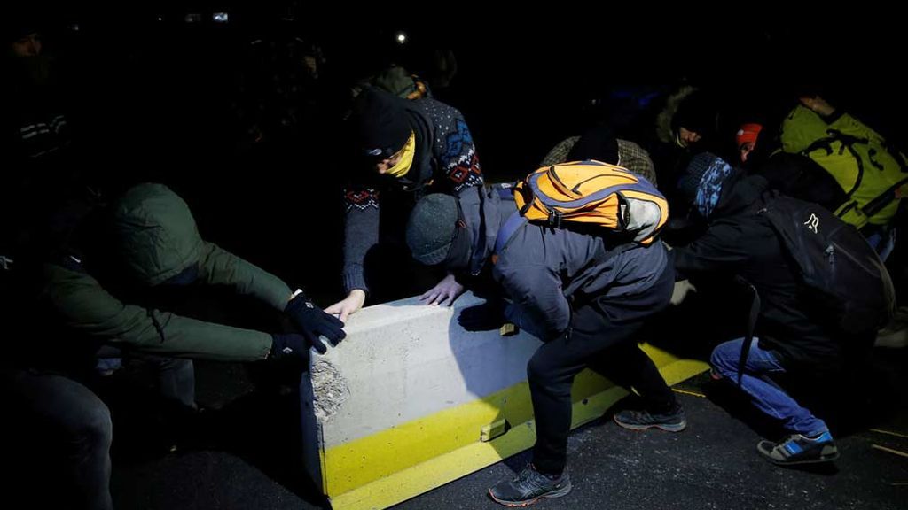 500 vehículos siguen atrapados en la AP-7 en Girona por las manifestaciones de Tsunami Democràtic 500 vehículos siguen atrapados en la AP-7 en Girona por las manifestaciones de Tsunami Democràtic