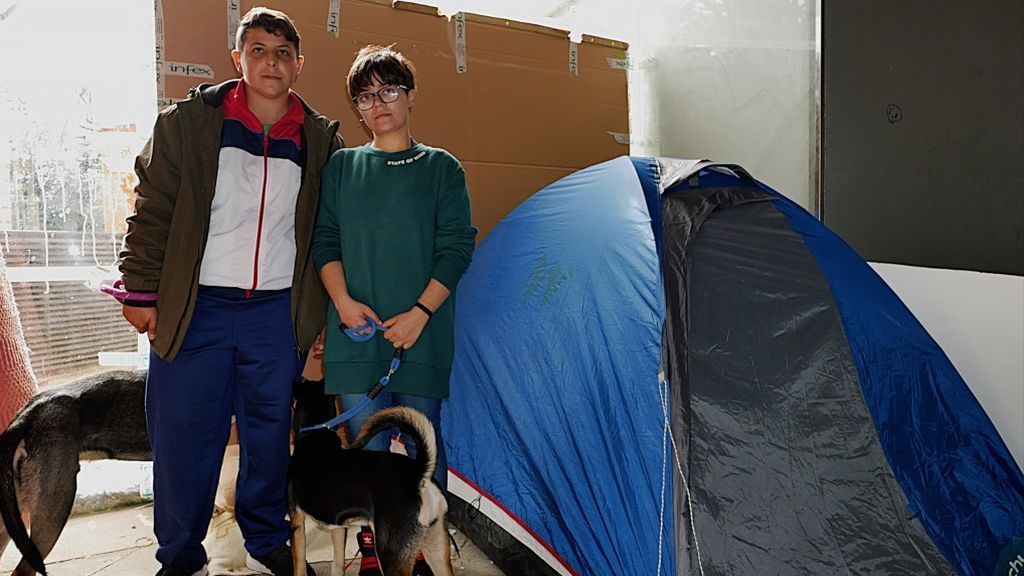 Lidia y María junto a la tienda en la que viven