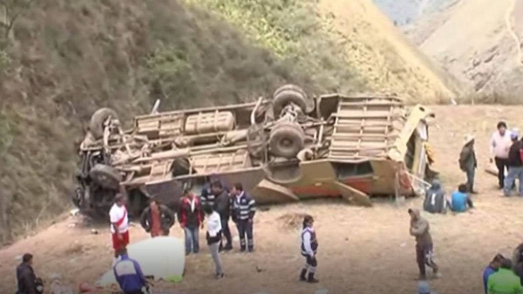 19 fallecidos tras un brutal accidente de autobús en Perú...