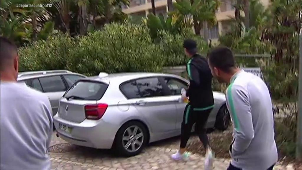 Cristiano Ronaldo bromea con una pareja que le grababan desde un coche y les roba el móvil por la ventanilla