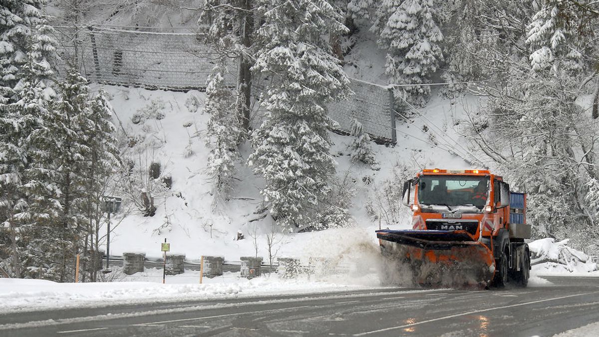 El impacto de las nevadas y el viento en carretera: las rutas que la DGT cierra por precaución