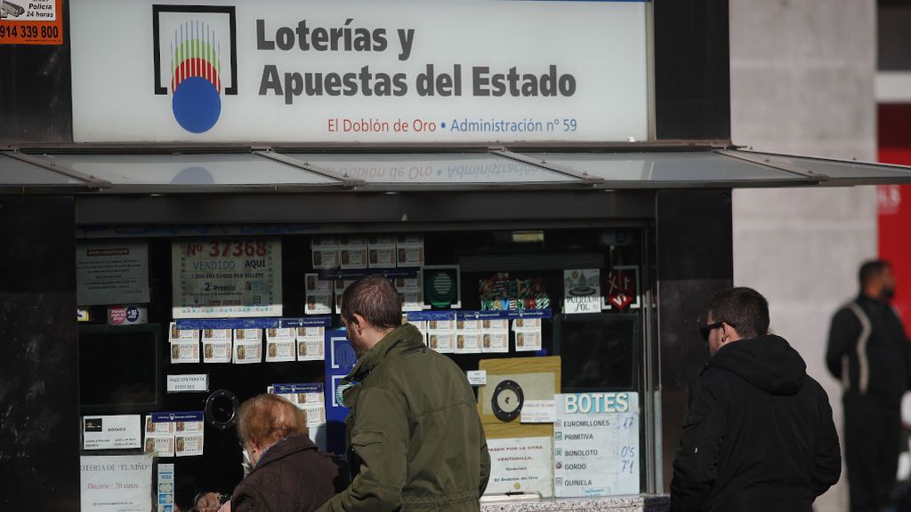 Gente comprando Lotería