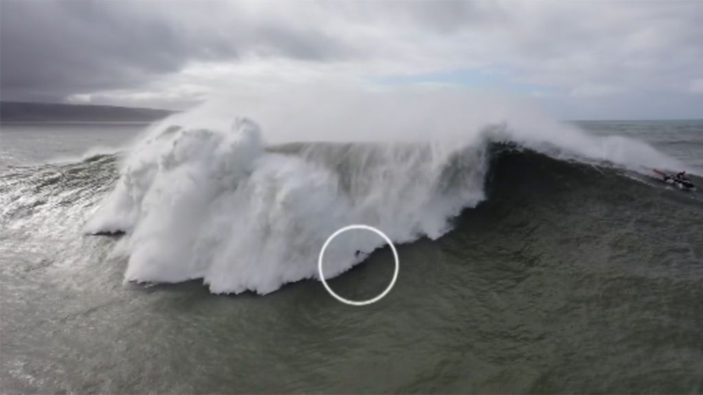 Un surfista brasileño, vivo de milagro tras ser engullido por una ola descomunal