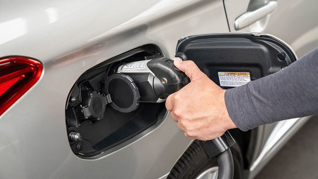 ¿Coche eléctrico, híbrido, enchufable? Cuatro de cada diez españoles no sabe diferenciarlos ¿Coche eléctrico, híbrido, enchufable? Cuatro de cada diez españoles no sabe diferenciarlos
