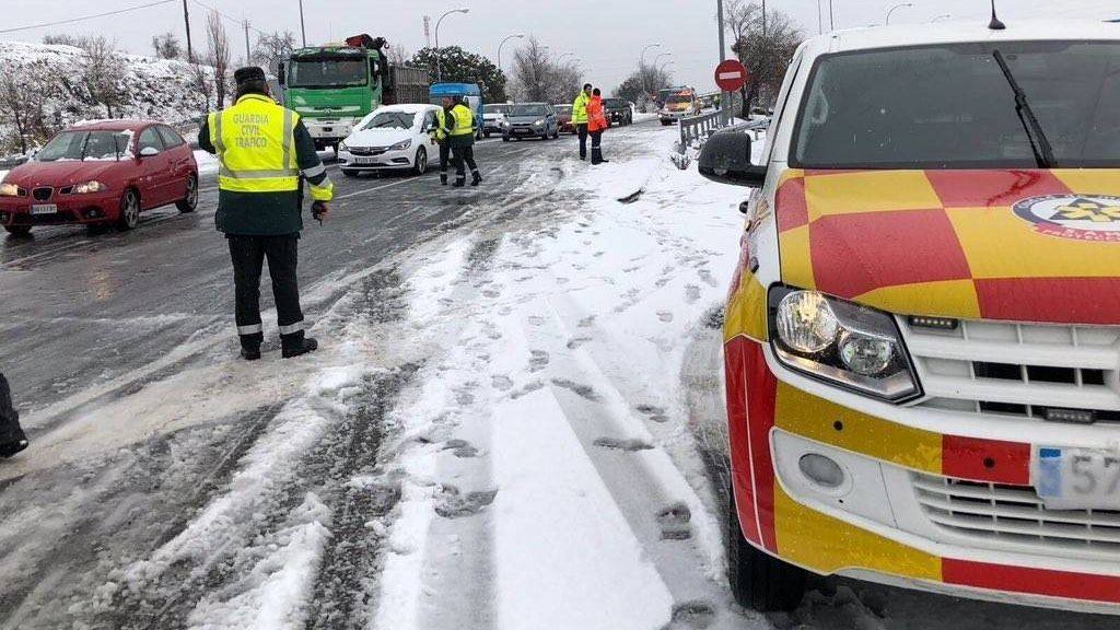 Conducir con nieve: consejos para saber preparar el coche y cómo reaccionar si nos pilla la nevada