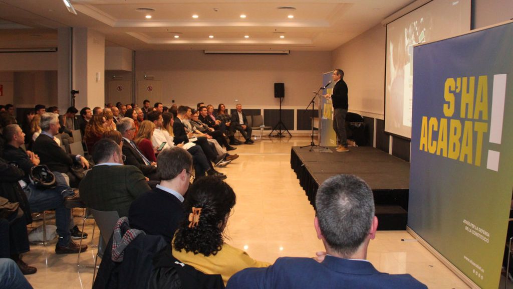Universitarios y profesores celebran un acto por la normalidad en las facultades Universitarios y profesores celebran un acto por la normalidad en las facultades
