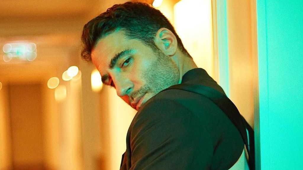 Miguel Ángel Silvestre se tiñe de rubio pollo y se compara con un perro: "Creo que soy uno de esos"