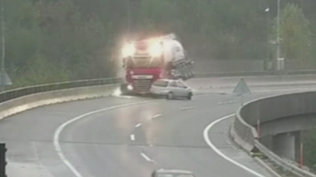 Las impactantes imágenes de un accidente entre un coche y un camión en Eslovenia