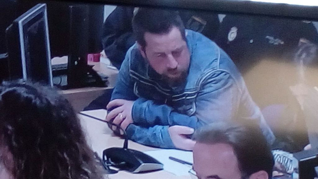 El Chicle, dando la espalda a la pantalla