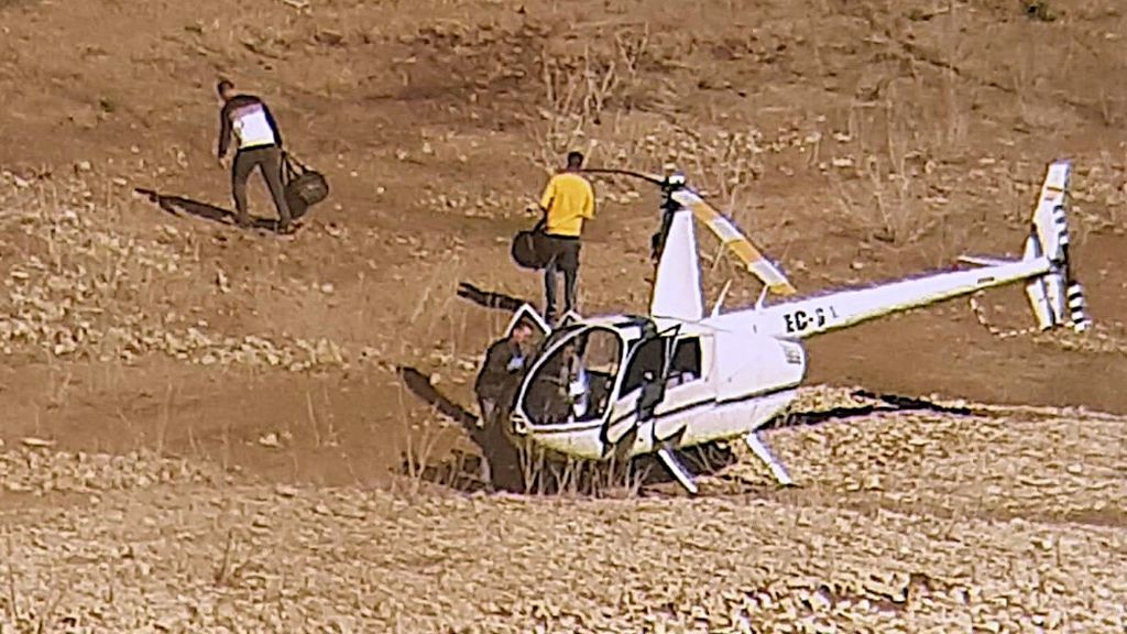 Agentes con las bolsas de hachís que llevaba el helicótero interceptado