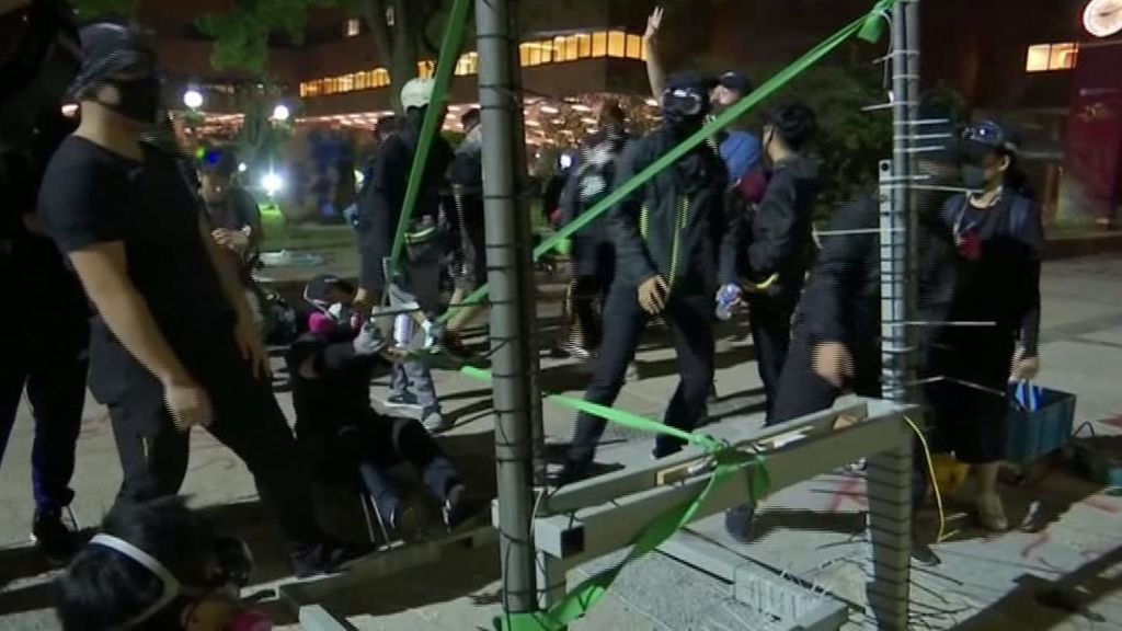 Manifestantes de Hong Kong crean una catapulta casera para lanzar adoquines
