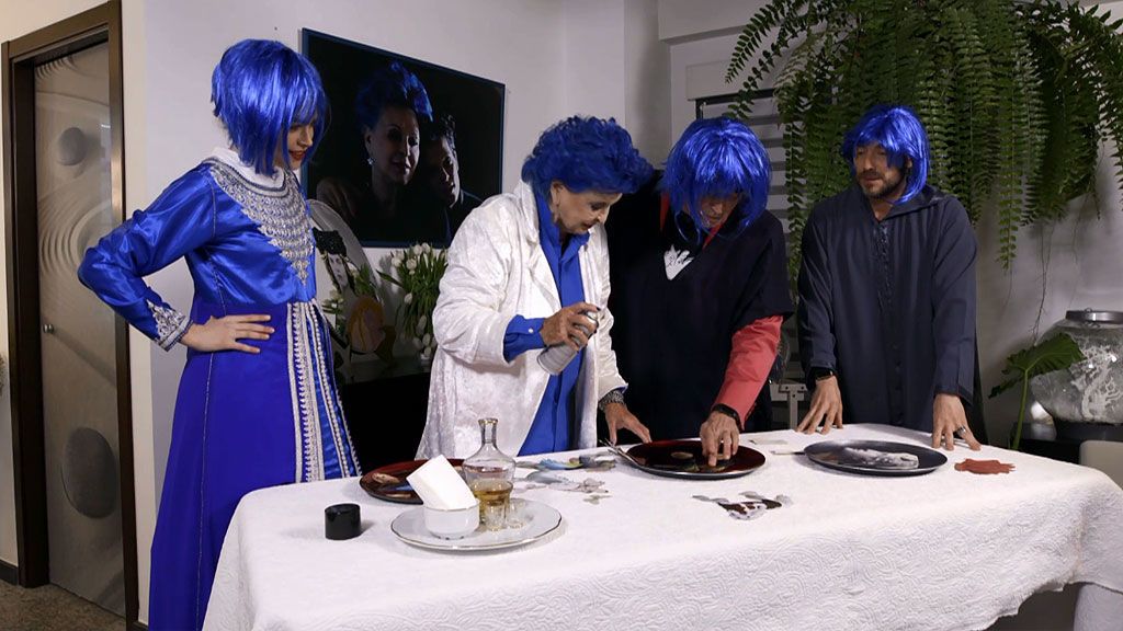 La fiesta azul de Lucía Bosé: Pelucas, pajaritos para pegar y poco musicon