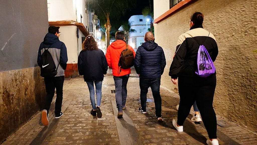 Un grupo de voluntarios por las calles del centro de Cádiz