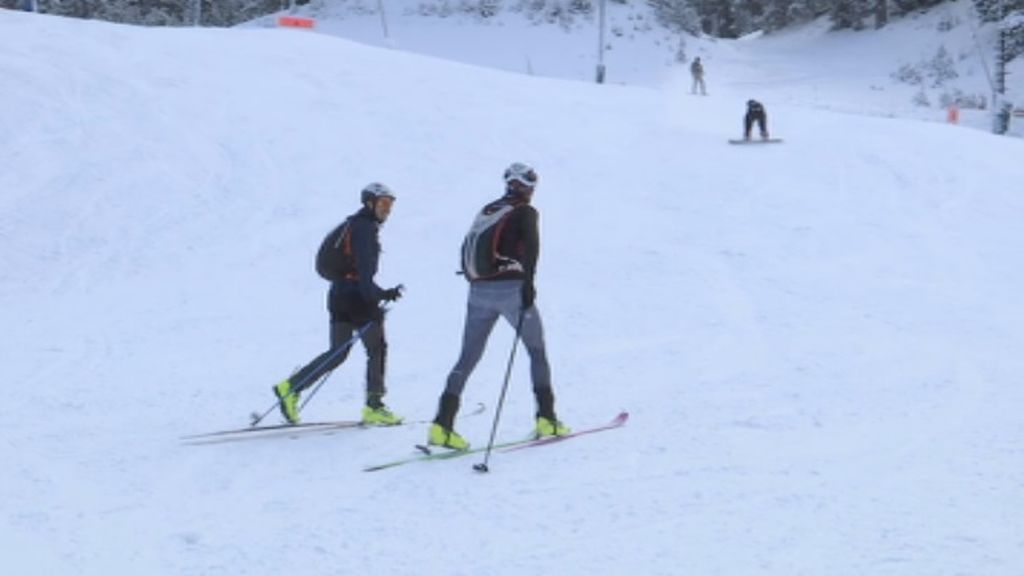 Al mal tiempo, buena cara: los aficionados a esquiar celebran el temporal