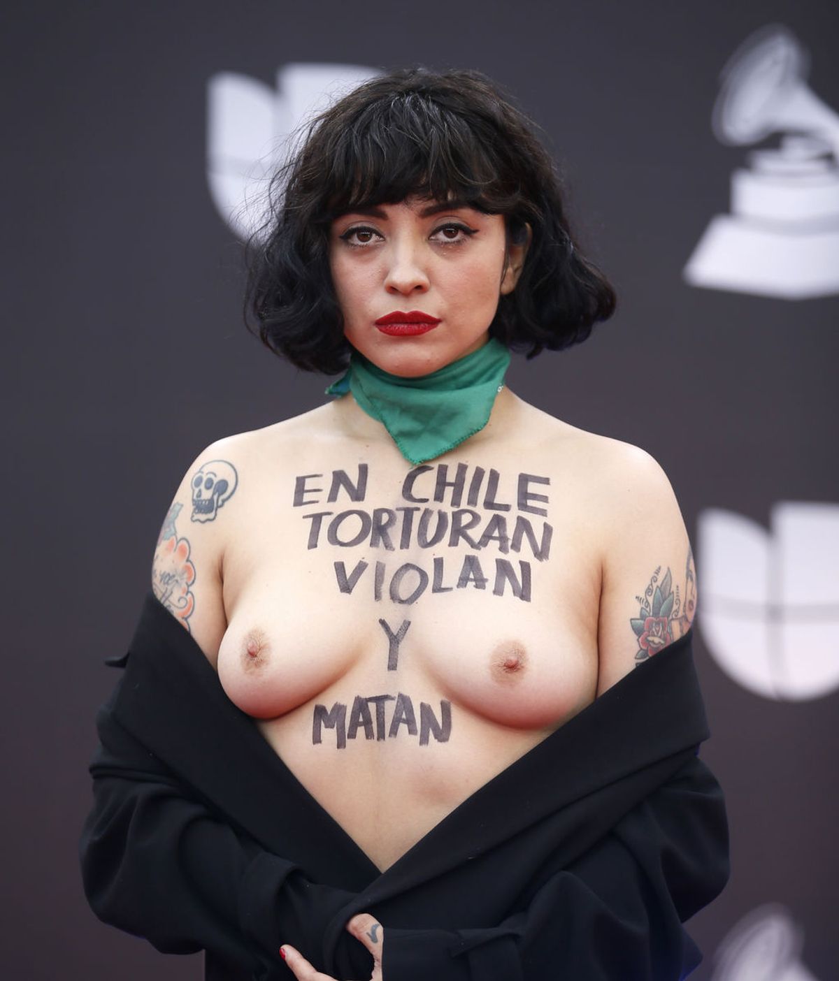 Dos sorpresas en los Grammy Latinos: la primera imagen de Alejandro Sanz con su novia y un topless en la alfombra roja Dos sorpresas en los Grammy Latinos: la primera imagen de Alejandro Sanz con su novia y un topless en la alfombra roja
