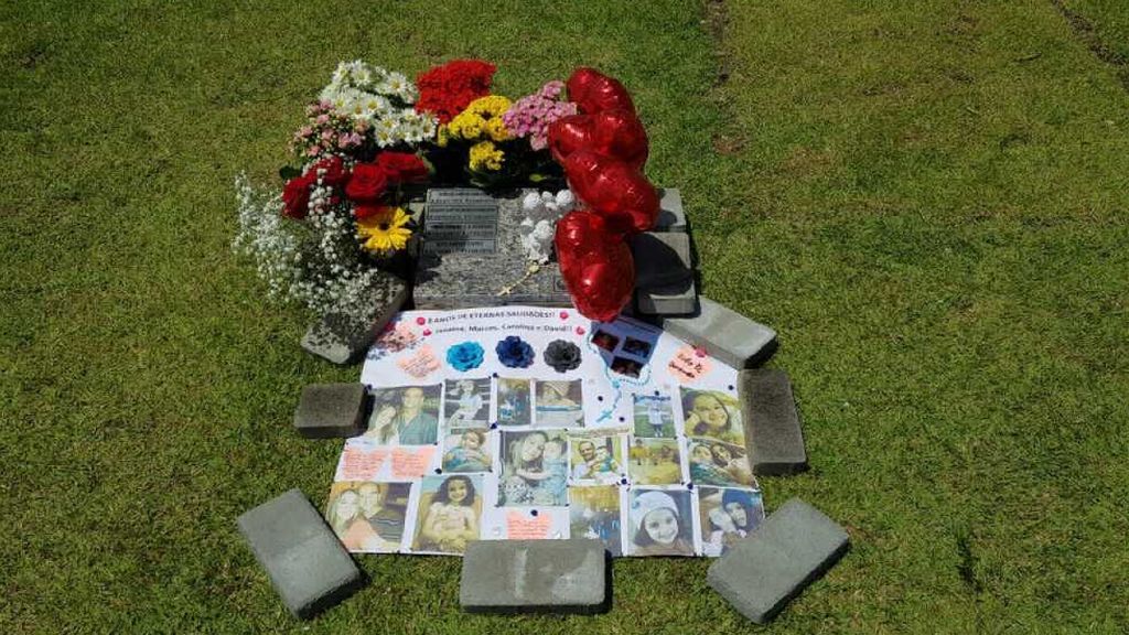 Tumba con flores y fotografías de las cuatro víctimas del crimen de Pioz