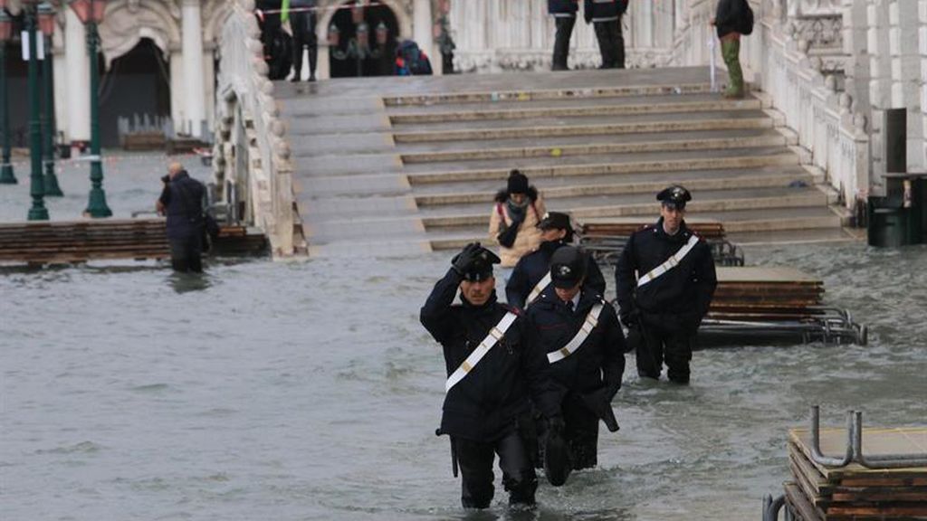 Venecia se hunde, la ciudad italiana afronta una de las mareas más altas de su historia