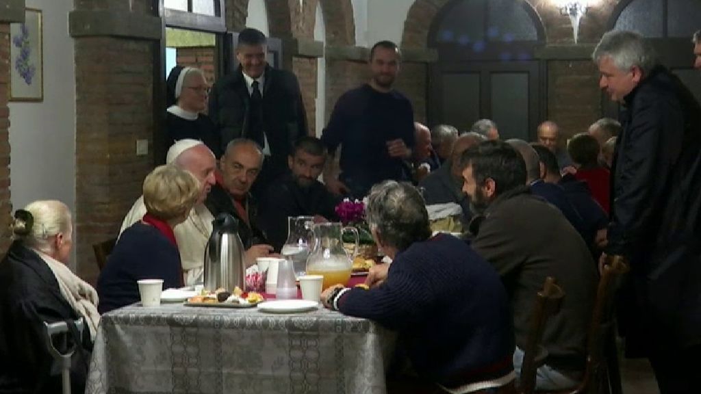 El papa comparte mesa e impresiones con personas sin hogar
