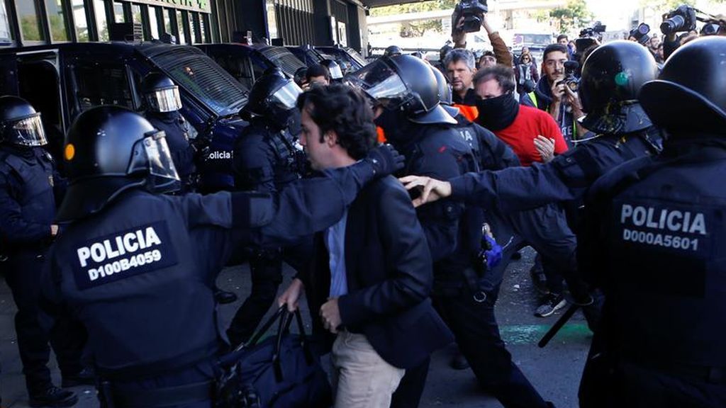 'El pequeño Nicolás', empujado al traspasar la concentración de los CDR en Barcelona Sants